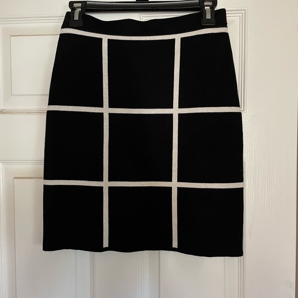 Saks Fifth Avenue Knit Mod Short Skirt Pull-on Size XS Black and White, NWOT